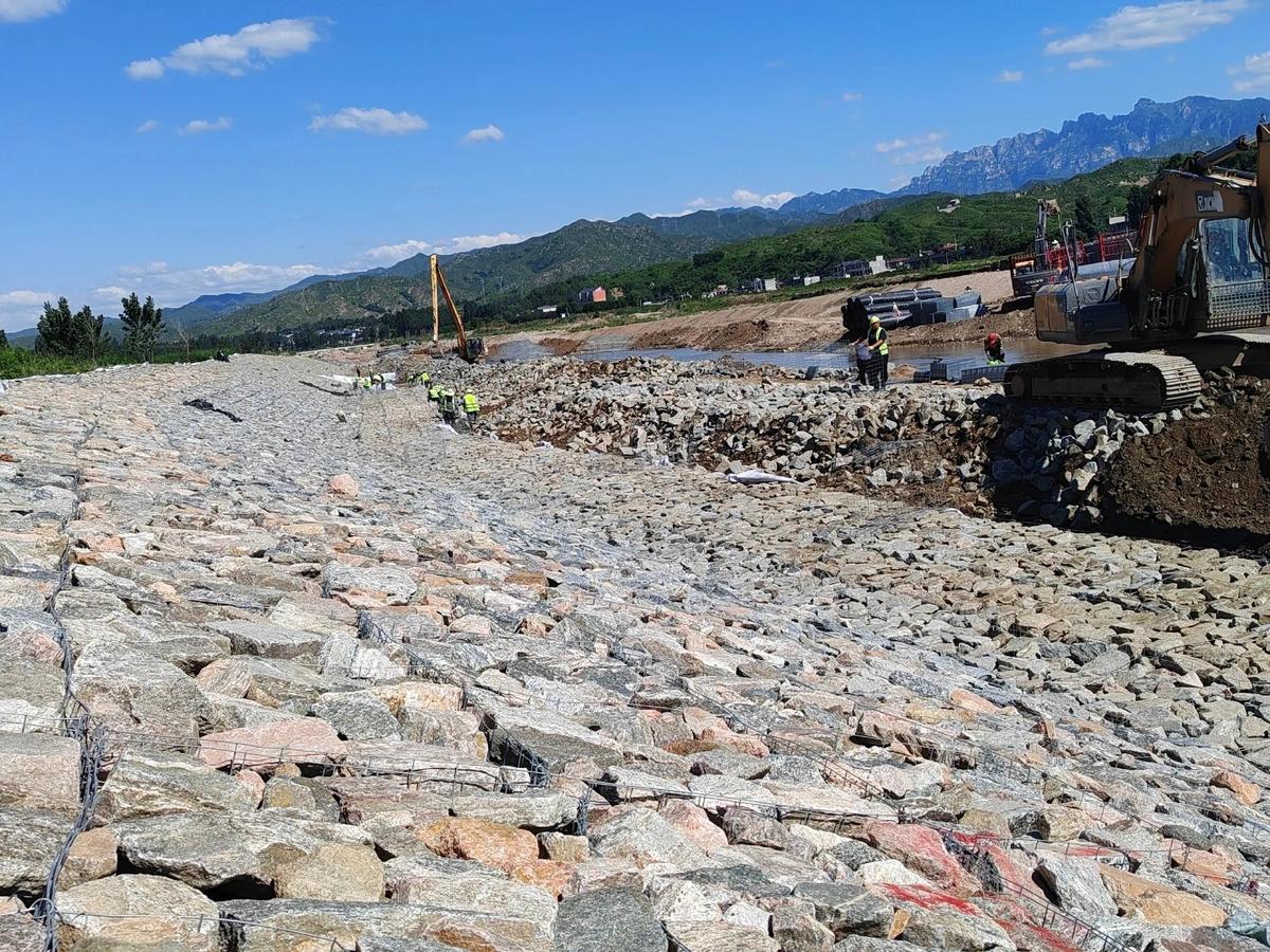 Riverbank Erosion Control with Gabion Mattresses: Design and Application